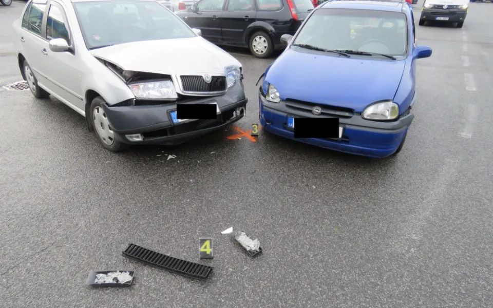 Řidička při vyjíždění z parkoviště přehlédla přijíždějící auto, střetu už nestihla zabránit