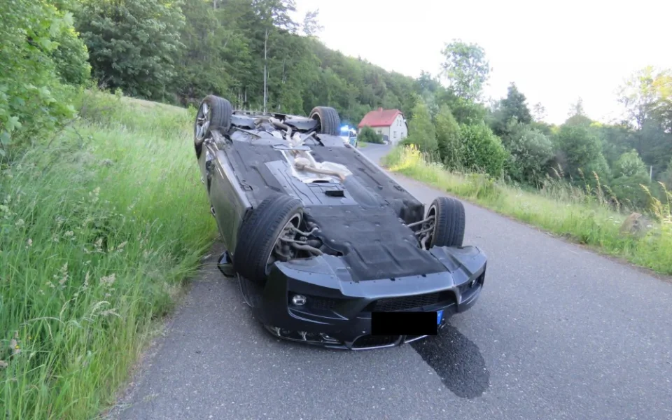 Řidič neukočíroval své BMW a otočil ho na střechu, škoda přesahuje půl milionu korun