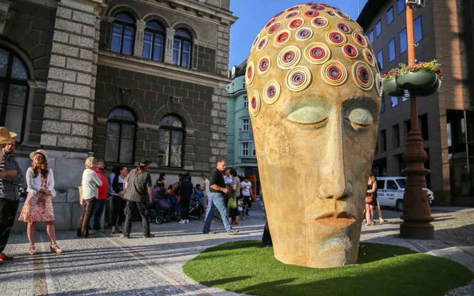 Socha V-myšlení před libereckou radnicí