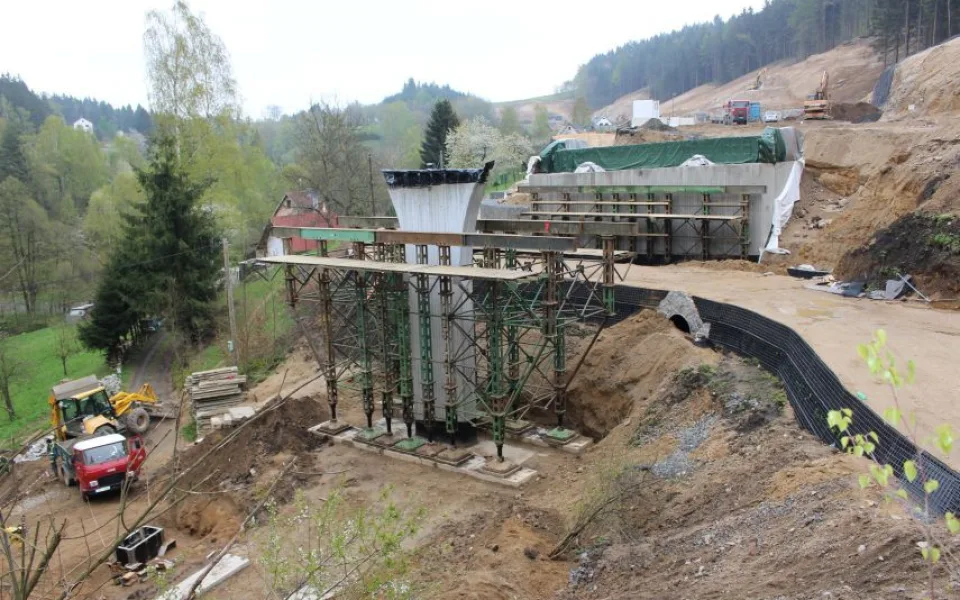 Obrysy nové silnice z Liberce na Jablonec jsou už patrné