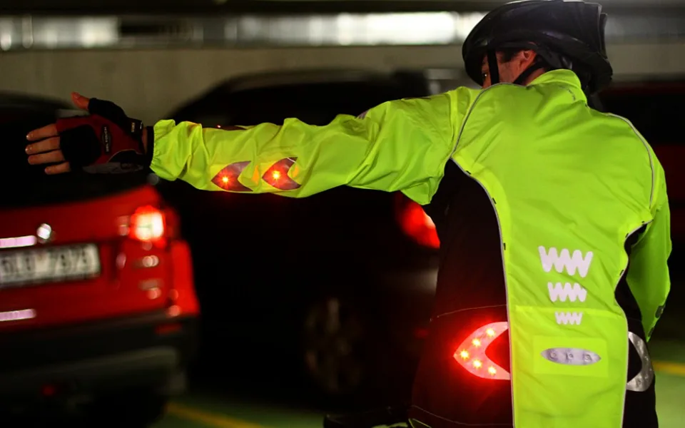 Stačí zvednout ruku a bunda svítí