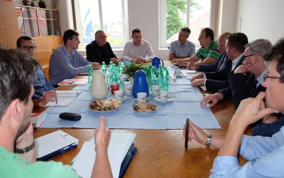 Zástupci kraje, měst, investora a polské strany se domluvili, že komunikace bude zcela uzavřena od začátku září na měsíc a půl.