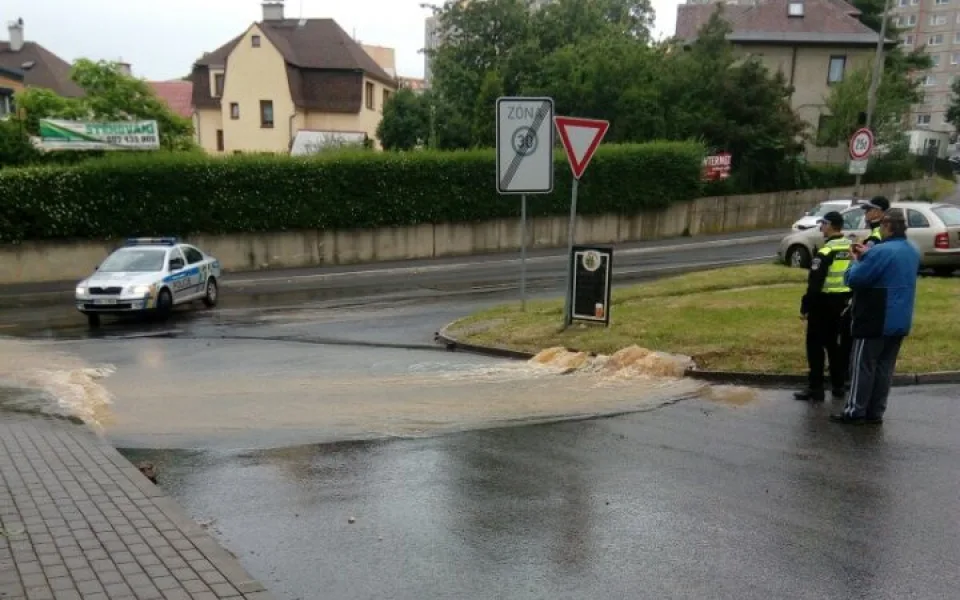 Voda valící se ulicí Dobiášova