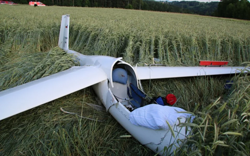 Poblíž Hodkovic nad Mohelkou spadl větroň, pilot se vážně zranil.