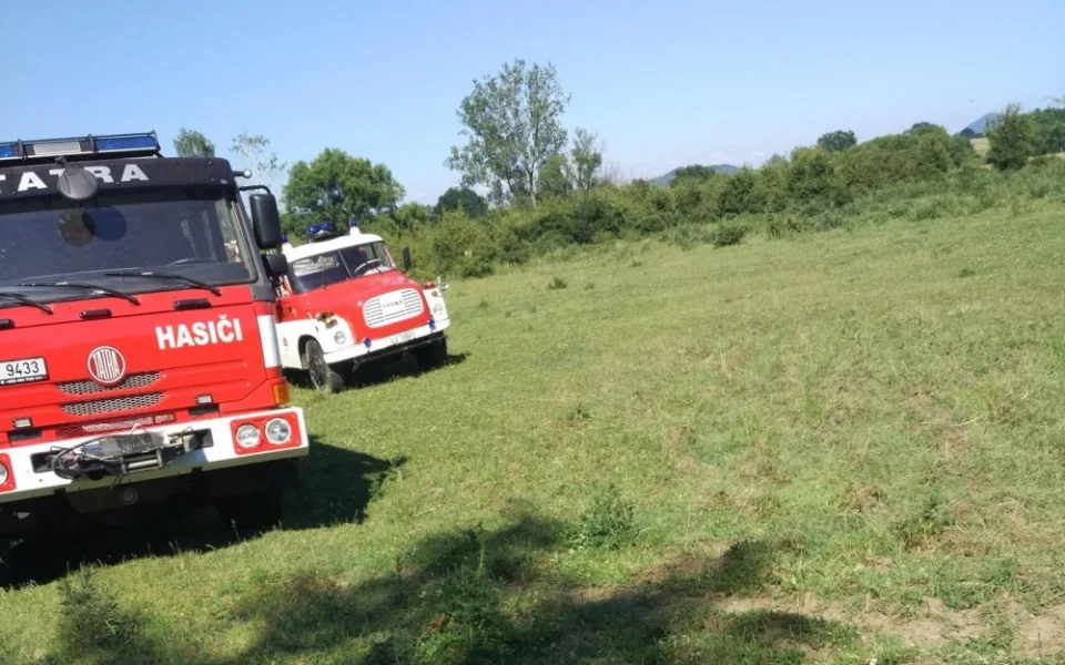 Hasiči na pastvině.