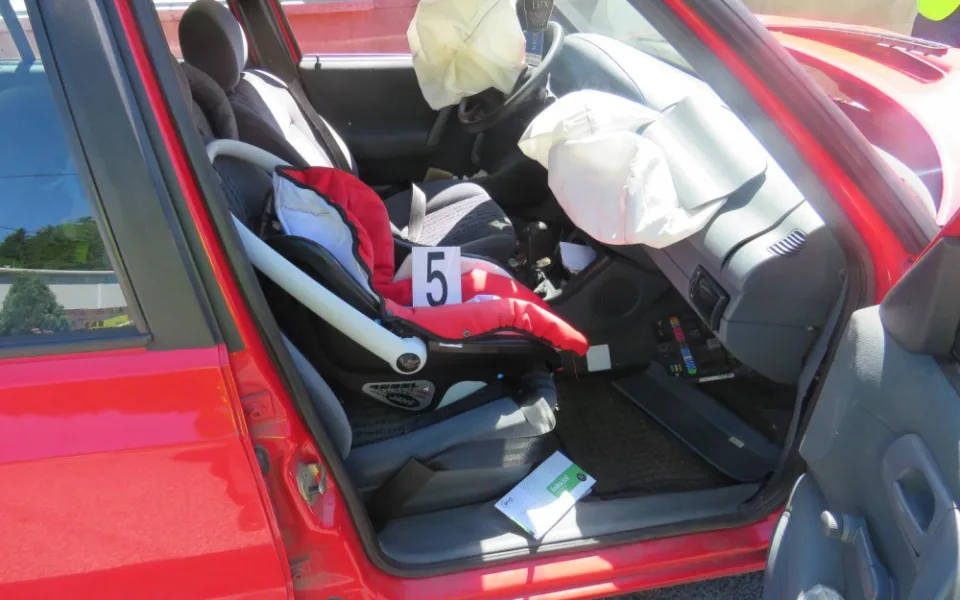 Nikdy nevlastnila řidičák, přesto usedla za volant. Havarovala i s miminkem na sedačce spolujezdce.