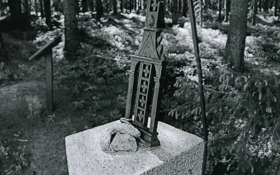 Zničený kříž.