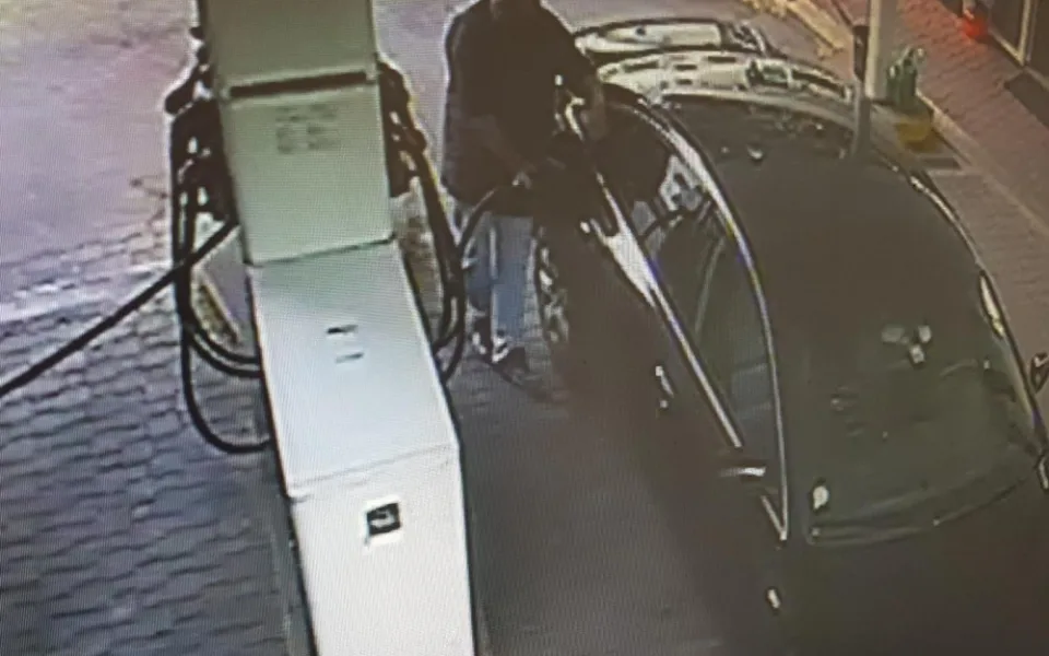 Řidič odjel i s tankovací pistolí v nádrži.