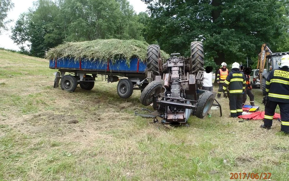 V Horní Řasnici se převrátil traktor. Při nehodě se zranila jeho dvoučlenná posádka