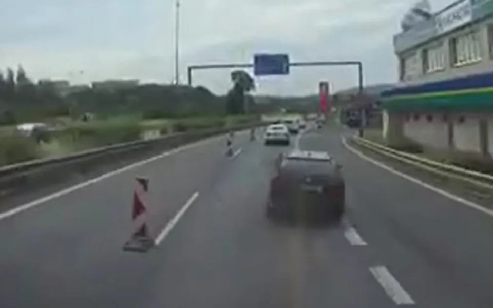 Řidič se snažil na poslední chvíli zařadit, při nebezpečném manévru ohrozil další dvě auta.