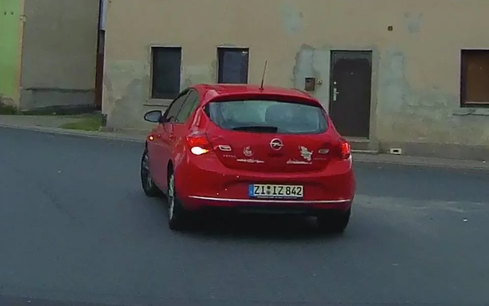 Tímto autem má muž, který se před dívkami obnažuje, jezdit.