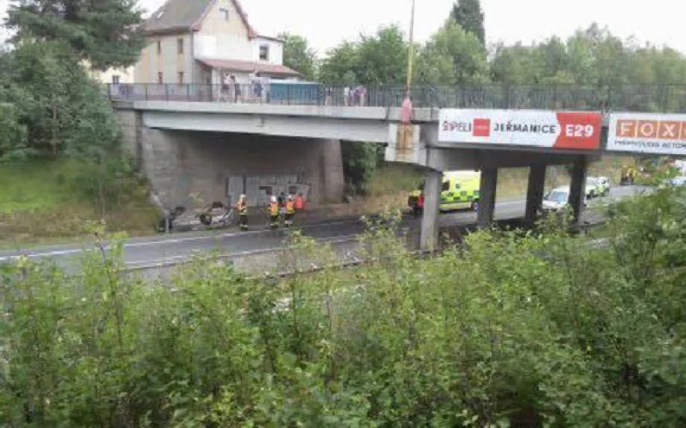 Na průtahu Libercem havarovala Octavie, auto po nárazu skončilo na střeše.