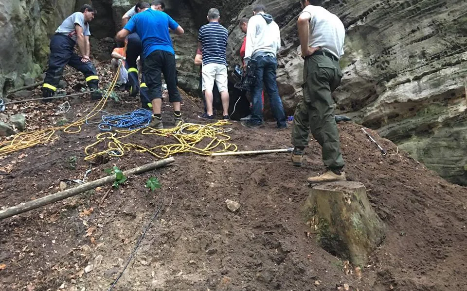 Záchranáři se snaží dostat psa ze závalu.