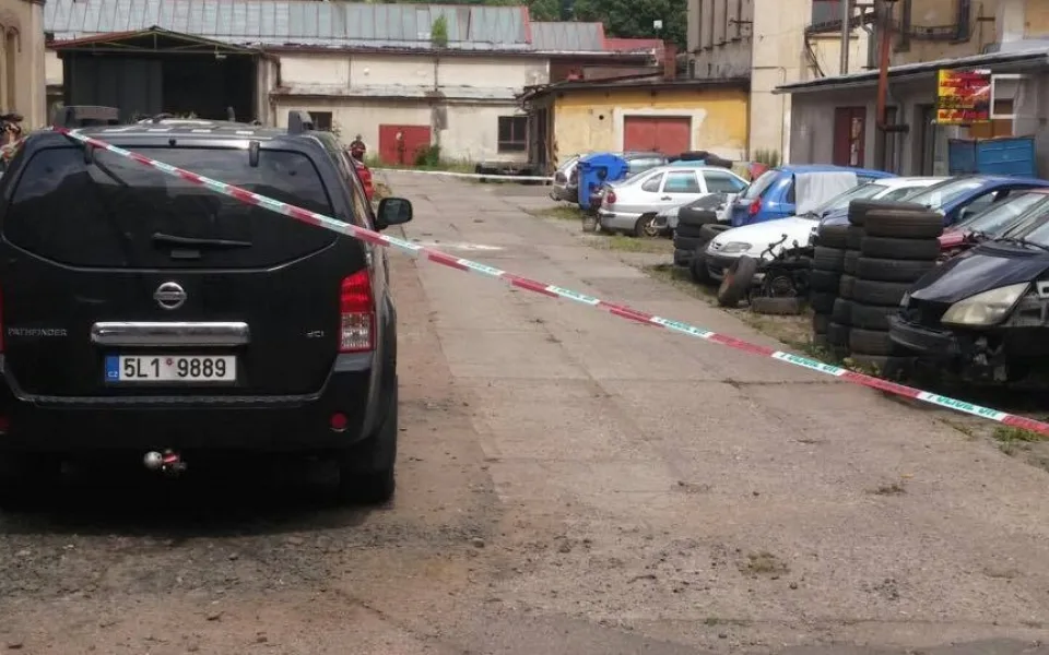 Po požáru na autovrakovišti mají dva muži popáleniny, jeden z nich navrtal nádrž.