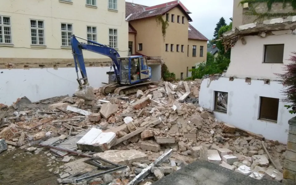 Demolice starého objektu pokračuje. 