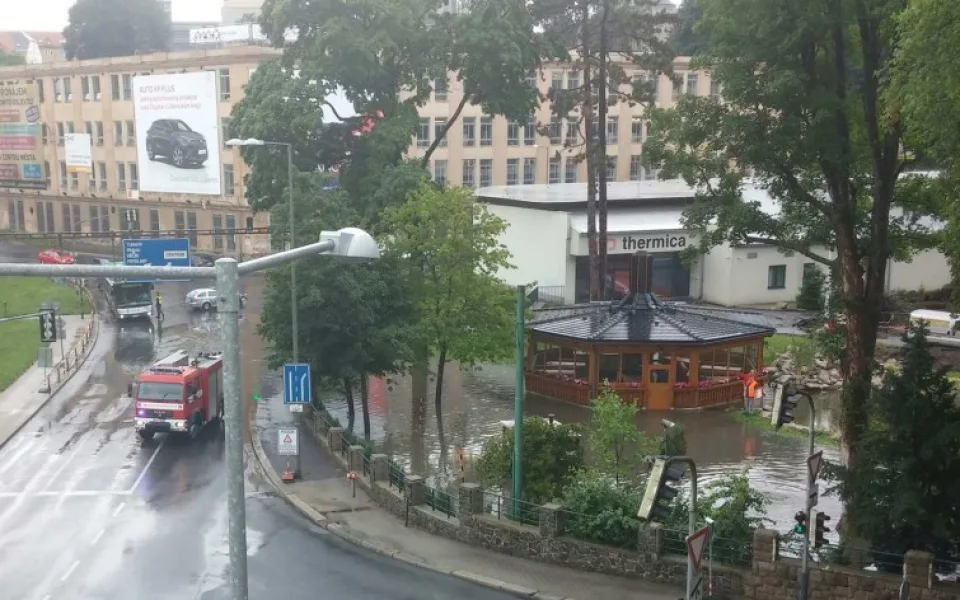 Déšť komplikoval dopravu v Liberci, voda zaplavila několik ulic v centru města.