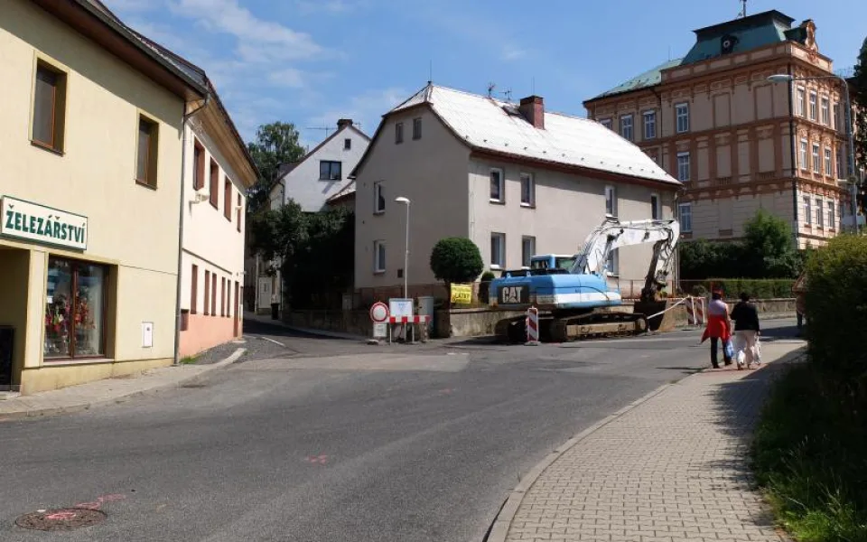 Dopravu ve Frýdlantu zkomplikuje uzavírka části ulice Husova