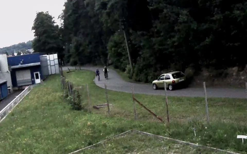 Řidič Opelu srazil cyklistu a z místa nehody utekl, zachytila ho kamera.