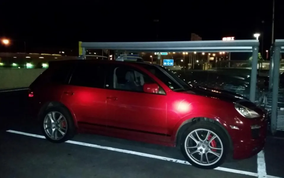 Neznámý vandal se vyřádil na luxusním Porsche. Škoda je 150 tisíc korun.