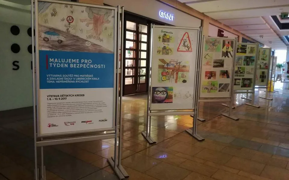 Výstava prací žáků soutěže „Malujeme pro týden bezpečnosti“ v Obchodním centru Forum Liberec.