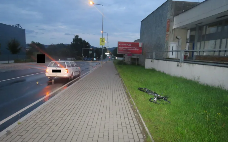 Jablonecké silnice křižoval bez řidičáku i pojištění auta, prozradila ho drobná nehoda.