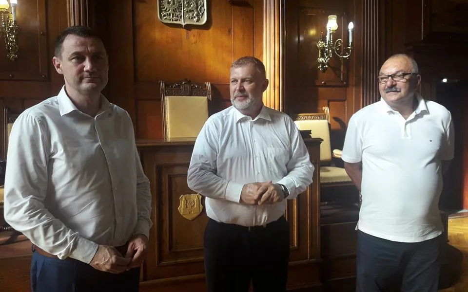 Hejtman Martin Půta, starosta města Dan Ramzer a polský maršálek Cezary Przybylski v obřadní síni frýdlantské radnice.