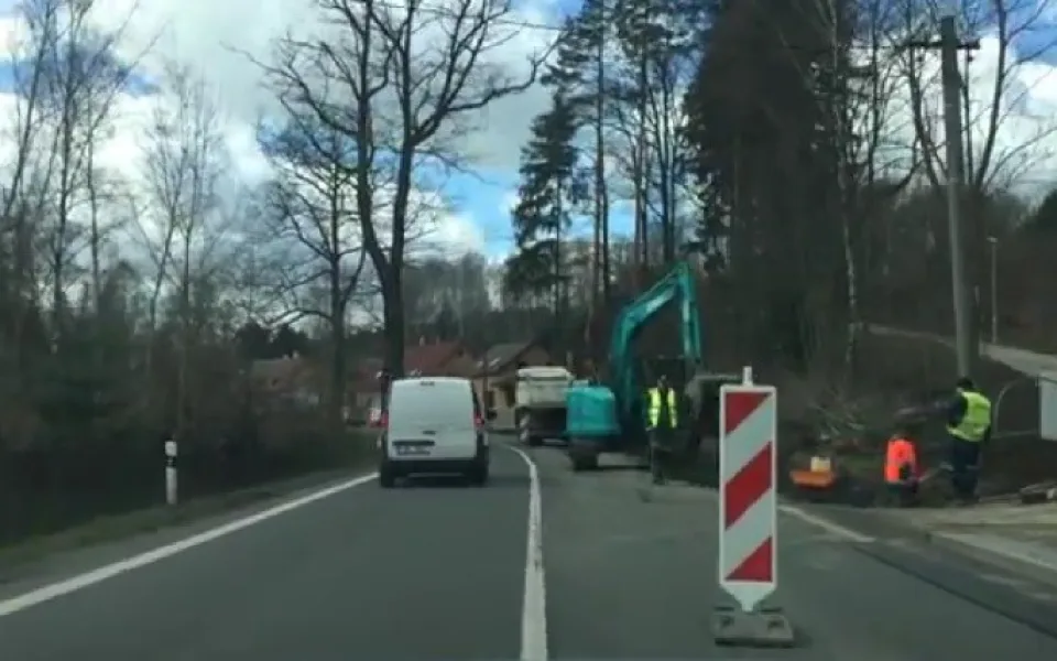 Výstavba chodníku blokovala silnici v Mníšku celé loňské léto.