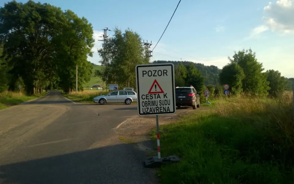 Silnice z Jeřmanic na Javorník je uzavřená.