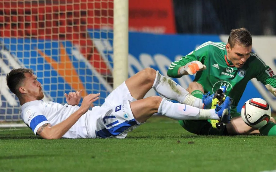 MIlan Kerbr a gólman Olomouce Buchta.