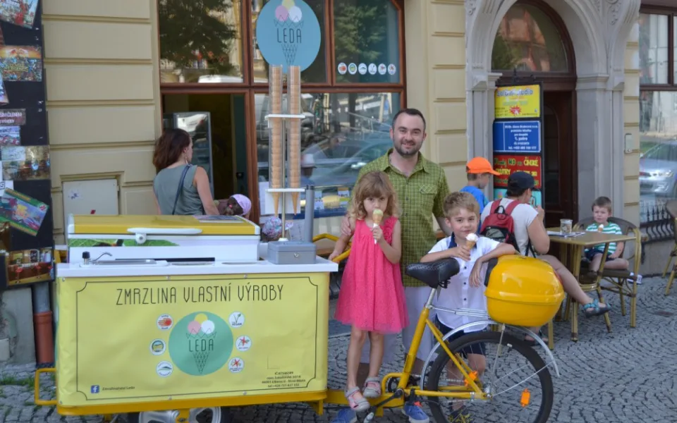 Liberecký zmrzlinář vyrábí mraženou pochoutku tradičním způsobem ze žloutků, smetany a regionálních produktů.