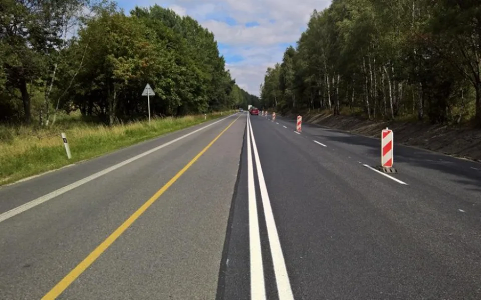 U Jítravy přibyl třetí jízdní pruh, měl by zajistit plynulejší provoz.