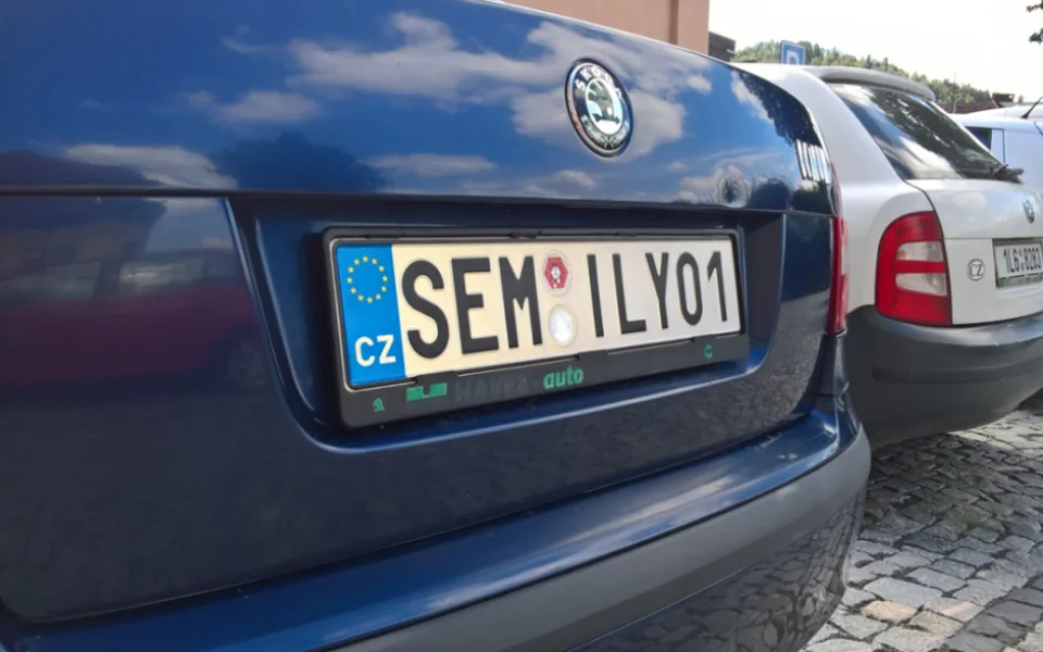 Služební auta semilské radnice mají značky na přání, veřejnost to kritizuje.