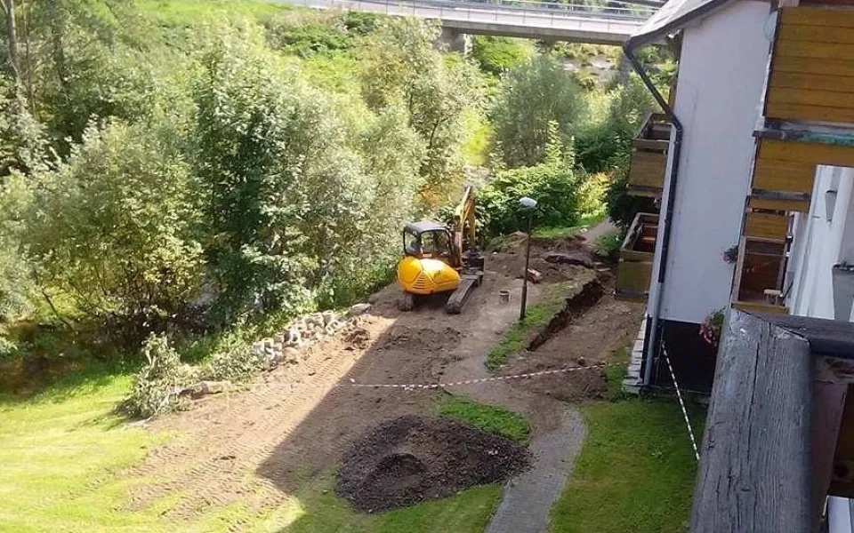 Dělníky ve výkopu vyděsila atrapa ručního granátu.