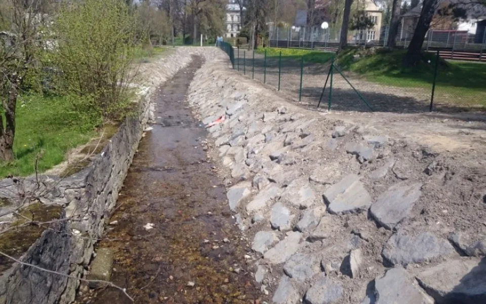 Přítok Jindřichovického potoka na Liberecku pojme i stoletou vodu.