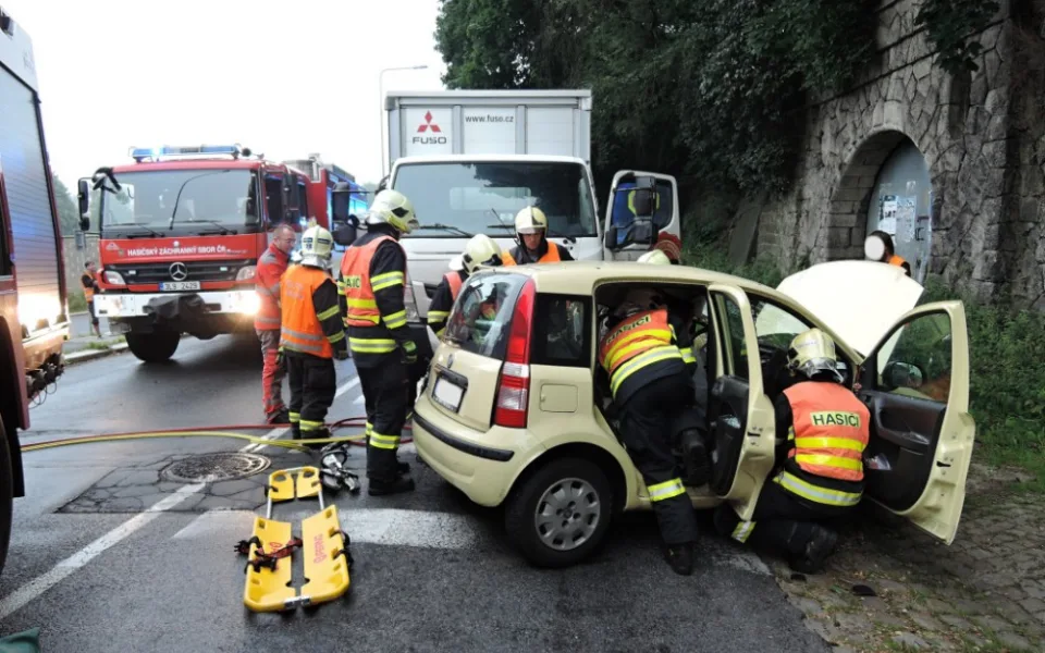 Fiat Panda se střetl s nákladním automobilem, řidičku museli z vraku vystříhat hasiči.