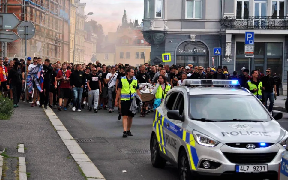 Libercem prošel pochod fanoušků Sparty, na stadion je doprovodila policie.