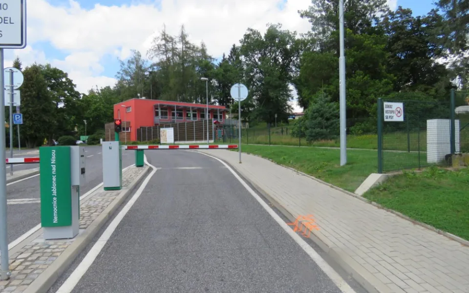 Motocyklistka chtěla objet závoru u jablonecké nemocnice, spadla a poranila se.