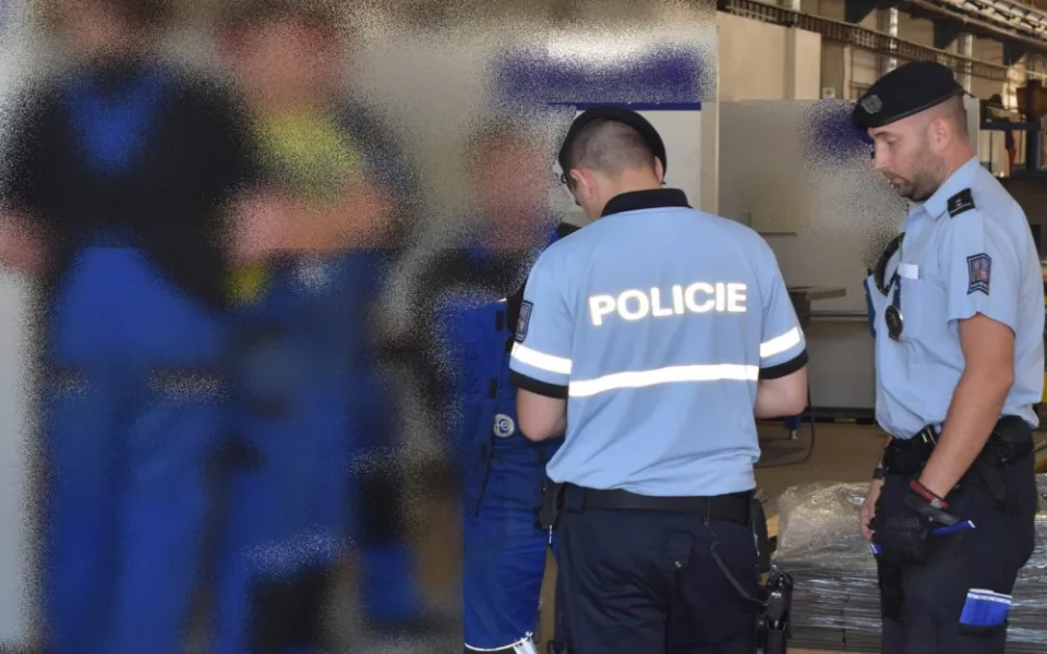 Policisté odhalili čtyři nelegálně zaměstnané cizince ve výrobně ve Frýdlantu.