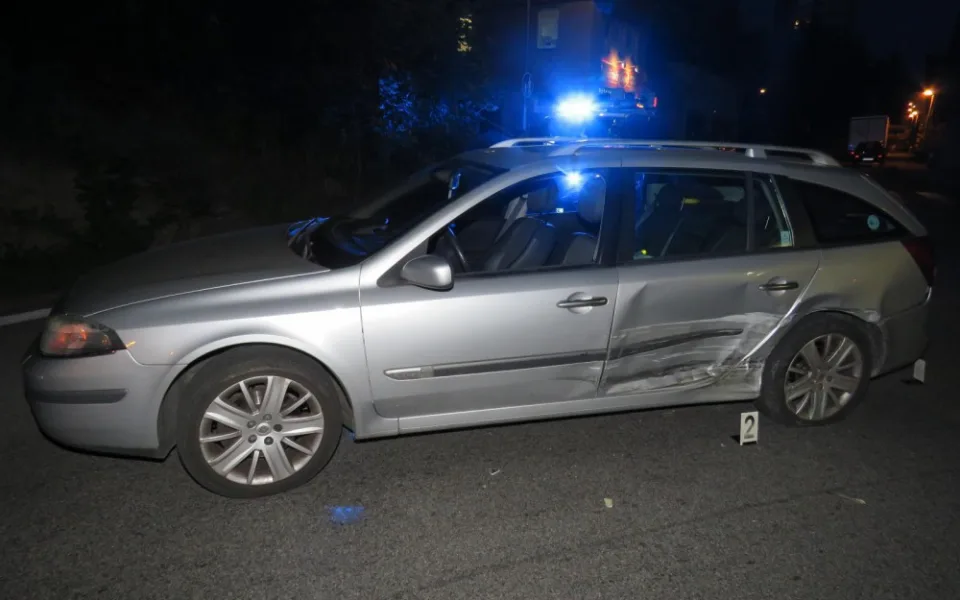 Naboural do boku auta a ujel, teď ho hledají policisté.