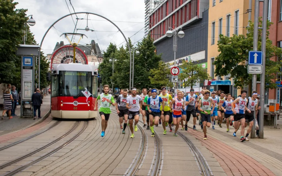 Stroj nebo člověk? Tramvaj prohrála souboj s běžcem o sedm sekund