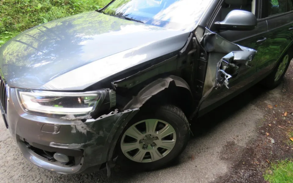 Poničené auto.