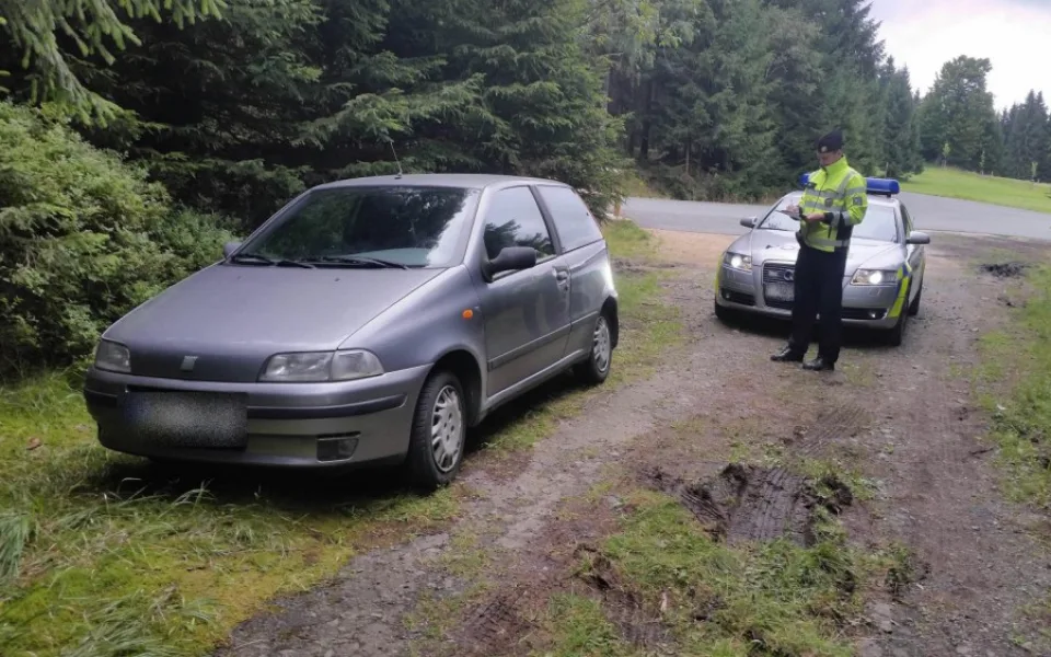 Parkování v Jizerkách se může pěkně prodražit. Policisté se zaměřují na nepovolené vjezdy.