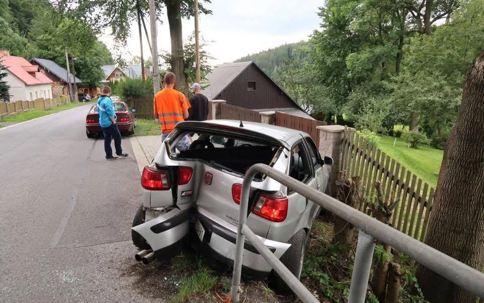 Řidič zdemoloval své auto o zábradlí v Oldřichově, nehoda se obešla bez zranění.