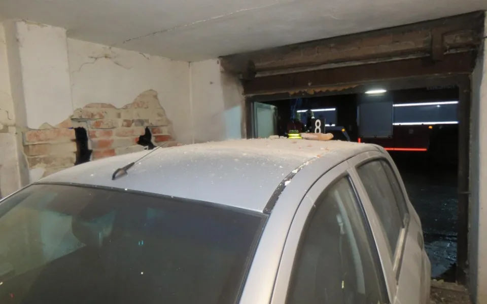 Garáž po nehodě.