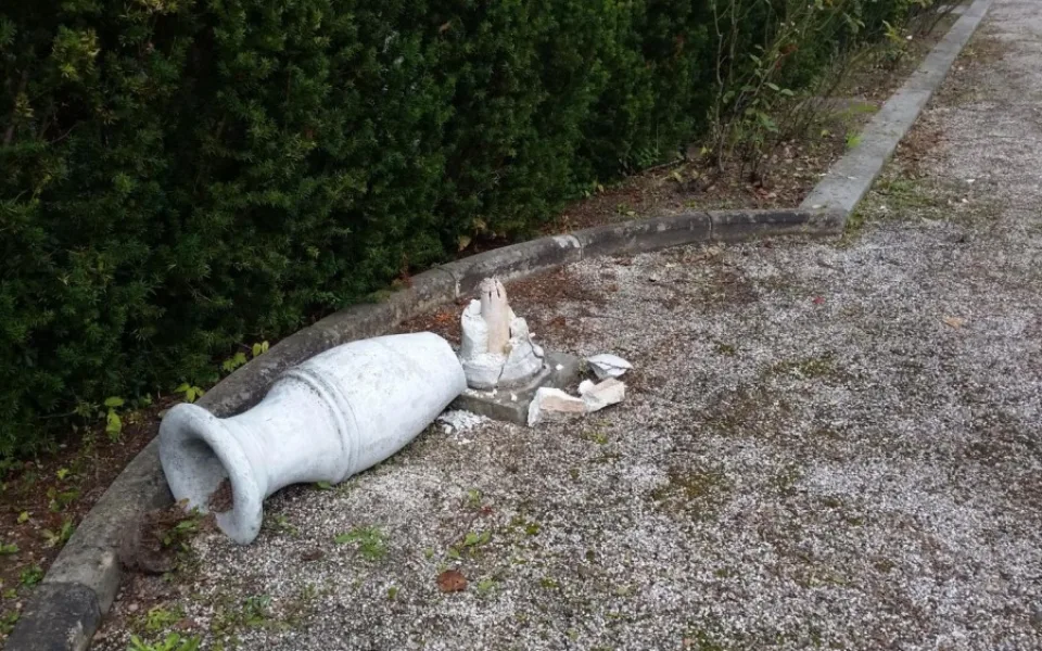 Liberecký zámek vzal útokem neznámý vandal. Policie teď pátrá po jeho totožnosti.