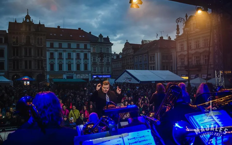 Big´o´band na náměstí před radnicí.