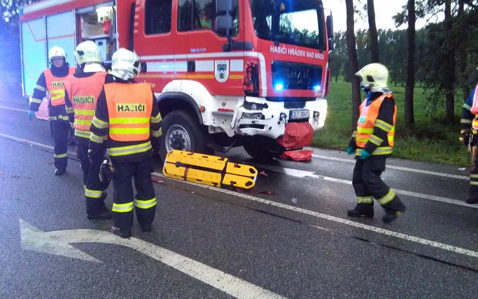 Do hasičů narazilo osobní auto.