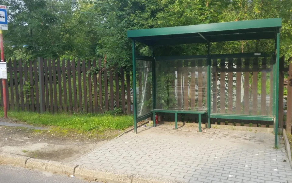 Poškozená zastávka ve Stráži.