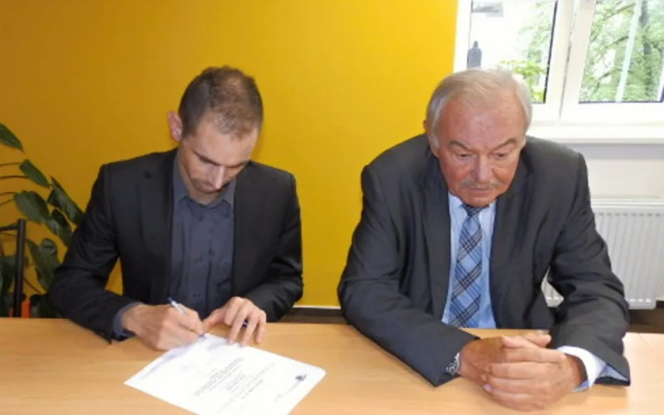 Jan Lejsek podepisuje pověřovací listiny