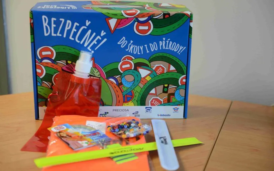 Na prvňáky dnes na lavicích čekaly speciální kufříky. Složil se na ně kraj s desítkami partnerů.